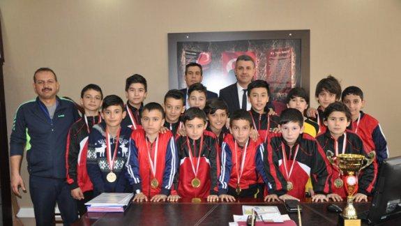İzzet Öksüzkaya Ortaokulu Küçük Erkekler Hentbol Kayseri İl Şampiyonu