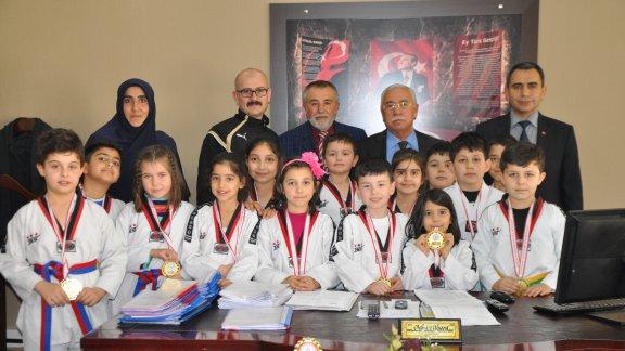 Mustafa Özgür ilkokulu İl Spor Müdürlüğünün düzenlediği okullar arası WUSHU spor turnuvasında ilkokullar bazında Kayseri 1. olmuştur.