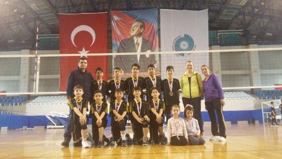 Kayseri Birincisi olan Yahya Kemal Beyatlı Ortaokulu küçük erkekler voleybol takımı Niğde´de yapılan çeyrek final grup maçlarında 1. olarak yarı finallere katılmaya hak kazanmıştır.