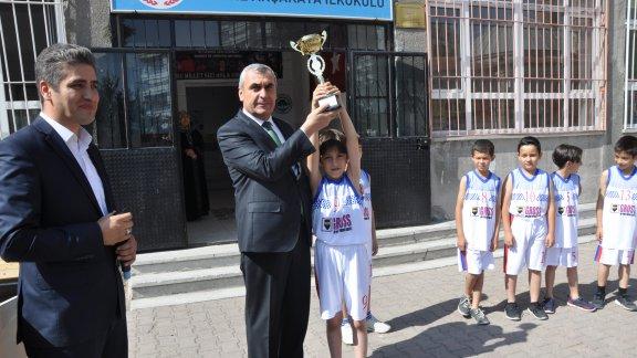 Emine Akçakaya İlkokulu Basketbol Takımı İl İkincisi.