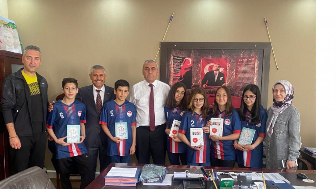 Osman Hilmi Kalpaklıoğlu Orta Okulu Kız Takımı Kupalarını alarak İlçe Milli Eğitim Müdürümüz Sayın Hacı KAYA'yı ziyarette geldiler.