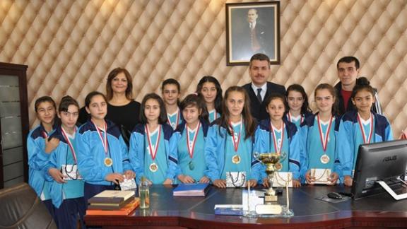 Mustafa Kemal O.O.Küçük Kızlar Hentbol İl Birirnciliği