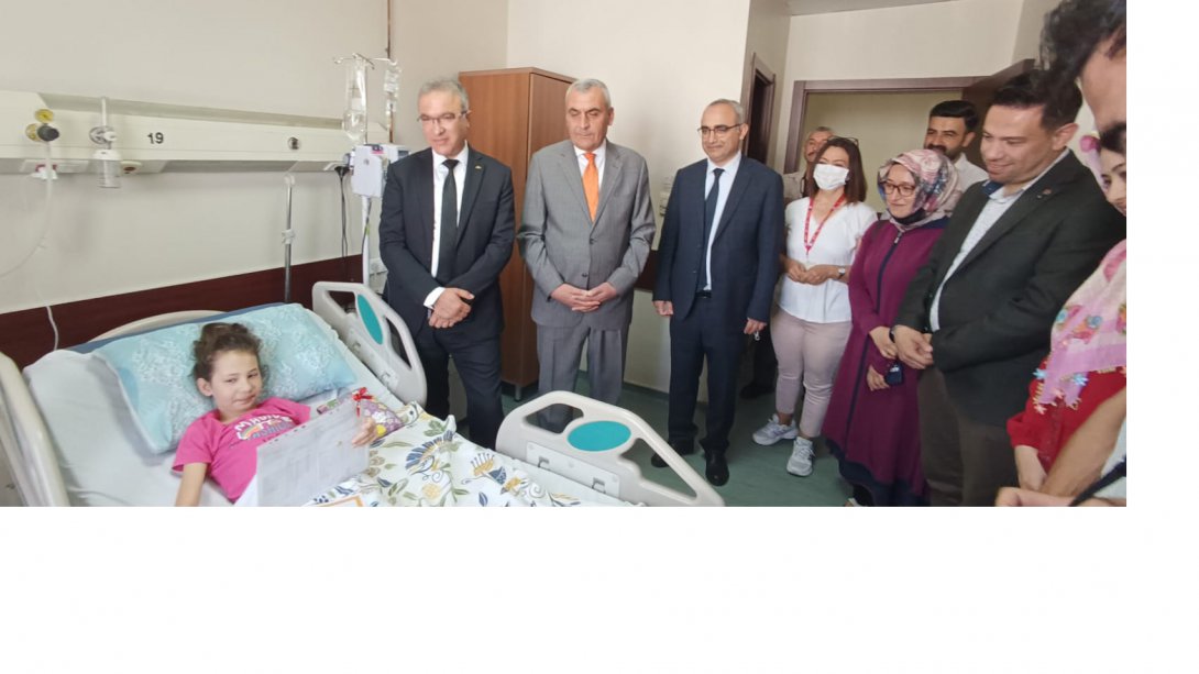 İbrahim Tennuri Ortaokulu Öğrencisi İlknur Yücel'e Karnesini tedavi gördüğü hastanede verdik. 