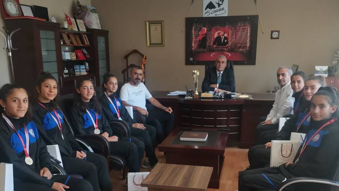 İlçemiz Mehmet Kemal Dedeman Ortaokulu Yıldız kızlar takımı atletizm kategorisinde Diyarbakır'da düzenlenen turnuvada Türkiye 2.si olmuştur. Kendilerini kutluyor başarılarının devamını diliyoruz.