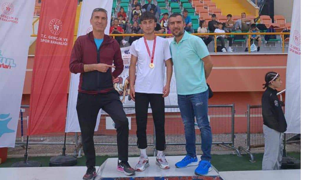 Atletizm Türkiye Şampiyonası Yarışmasında Bölge Birincisi Olan Öğrencimiz 